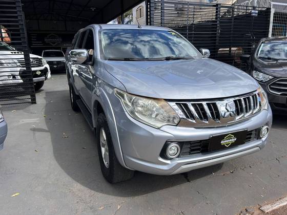 MITSUBISHI L200 TRITON 2.4 16V TURBO DIESEL SPORT HPE CD 4P 4X4 AUTOMÁTICO MITSUBISHI L200 TRITON 2.4 16V TURBO DIESEL SPORT HPE CD 4P 4X4 AUTOMÁTICO